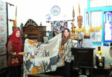 Kunjungi Sentra Tenun & Batik di Gresik, Ini Cara Arumi Lestarikan Wastra Jatim Kunjungi Sentra Tenun & Batik di Gresik, Ini Cara Arumi Lestarikan Wastra Jatim