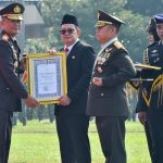 Pj. Gubernur Jatim Terima Piagam dan Pin Emas dari Kapolri di Hari Bhayangkara ke-78 Pj. Gubernur Jatim Terima Piagam dan Pin Emas dari Kapolri di Hari Bhayangkara ke-78 (foto : ist)