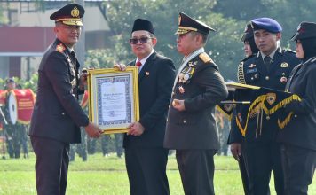 Pj. Gubernur Jatim Terima Piagam dan Pin Emas dari Kapolri di Hari Bhayangkara ke-78 Pj. Gubernur Jatim Terima Piagam dan Pin Emas dari Kapolri di Hari Bhayangkara ke-78 (foto : ist)