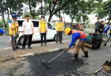 Pastikan Keamanan Pengguna Jalan, Wagub Jatim Cek Proses Penambalan Jalan di Poros Nasional Pantura Lamongan Babat Pastikan Keamanan Pengguna Jalan, Wagub Jatim Cek Proses Penambalan Jalan di Poros Nasional Pantura Lamongan Babat (foto : ist)