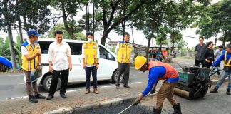 Pastikan Keamanan Pengguna Jalan, Wagub Jatim Cek Proses Penambalan Jalan di Poros Nasional Pantura Lamongan Babat Pastikan Keamanan Pengguna Jalan, Wagub Jatim Cek Proses Penambalan Jalan di Poros Nasional Pantura Lamongan Babat (foto : ist)