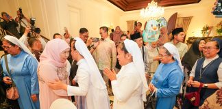 Open House Lebaran Hari Kedua di Kediaman Gubernur Khofifah, Hadir Uskup Surabaya RD Agustinus Tri Budi Utomo dan Para Suster Open House Lebaran Hari Kedua di Kediaman Gubernur Khofifah, Hadir Uskup Surabaya RD Agustinus Tri Budi Utomo dan Para Suster (foto : ist)