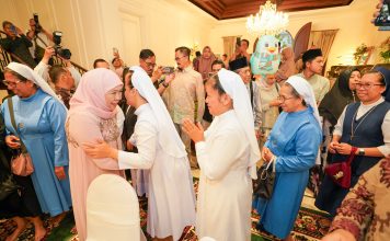 Open House Lebaran Hari Kedua di Kediaman Gubernur Khofifah, Hadir Uskup Surabaya RD Agustinus Tri Budi Utomo dan Para Suster Open House Lebaran Hari Kedua di Kediaman Gubernur Khofifah, Hadir Uskup Surabaya RD Agustinus Tri Budi Utomo dan Para Suster (foto : ist)