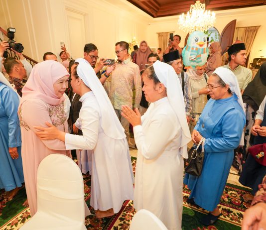 Open House Lebaran Hari Kedua di Kediaman Gubernur Khofifah, Hadir Uskup Surabaya RD Agustinus Tri Budi Utomo dan Para Suster Open House Lebaran Hari Kedua di Kediaman Gubernur Khofifah, Hadir Uskup Surabaya RD Agustinus Tri Budi Utomo dan Para Suster (foto : ist)