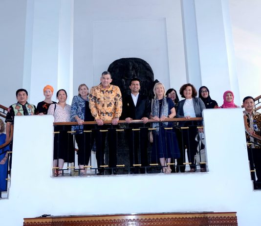 Wagub Emil Apresiasi HAEJ Sebagai Teladan Kolaborasi dan Dedikasi Lintas Negara Wagub Emil Apresiasi HAEJ Sebagai Teladan Kolaborasi dan Dedikasi Lintas Negara (foto : ist)