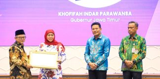 Gubernur Khofifah Terima Penghargaan Menteri Dikdasmen Atas Kinerja Tinggi UKBI 2021-2024 Gubernur Khofifah Terima Penghargaan Menteri Dikdasmen Atas Kinerja Tinggi UKBI 2021-2024 (foto : ist)