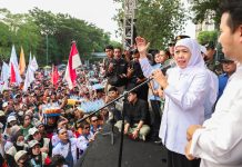 Gubernur Khofifah Bersama Ribuan Buruh se Jatim Sepakati 17 Tuntutan di Hari Buruh Internasional Gubernur Khofifah Bersama Ribuan Buruh se Jatim Sepakati 17 Tuntutan di Hari Buruh Internasional (foto : ist)