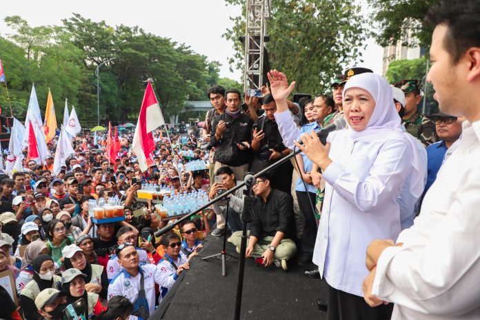 Gubernur Khofifah Bersama Ribuan Buruh se Jatim Sepakati 17 Tuntutan di Hari Buruh Internasional (foto : ist) Gubernur Khofifah Bersama Ribuan Buruh se Jatim Sepakati 17 Tuntutan di Hari Buruh Internasional (foto : ist)