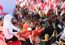 Jalan Sehat Bersama Puluhan Ribu Murid dan Guru Se-Kediri, Gubernur Khofifah Tegaskan SMA/SMK/SLB Negeri Se-Jatim Bebas Pungli