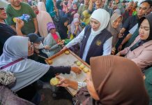 Ratusan Warga Gresik Serbu Pasar Murah, Gubernur Khofifah Tegaskan Komitmen Jaga Stabilitas Harga Bahan Pokok dan Daya Beli Masyarakat