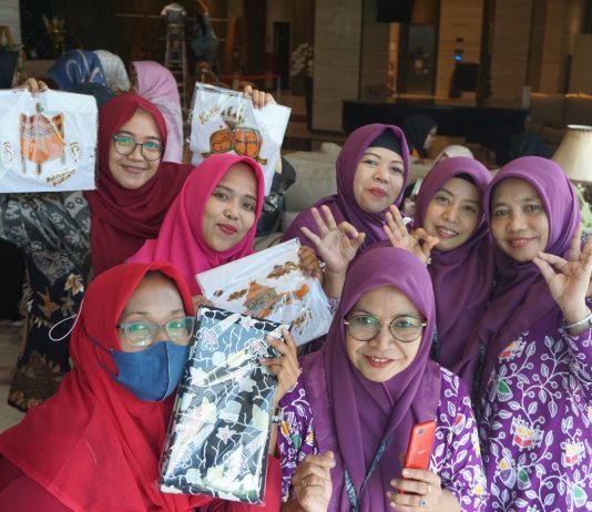Sambut Hari Batik Nasional 2025 dan Dukung Pelestarian Budaya, Aston Gresik Hadirkan Kegiatan Membatik
