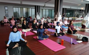Poolside Yoga & Sound Healing : Meresapi Senja, Menyelaraskan Jiwa di Aston Gresik