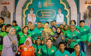 Genap Satu Tahun Dilantik Presiden Prabowo, Gubernur Khofifah dan Wagub Emil Santuni Anak Yatim dan Pengemudi Ojol di Grahadi