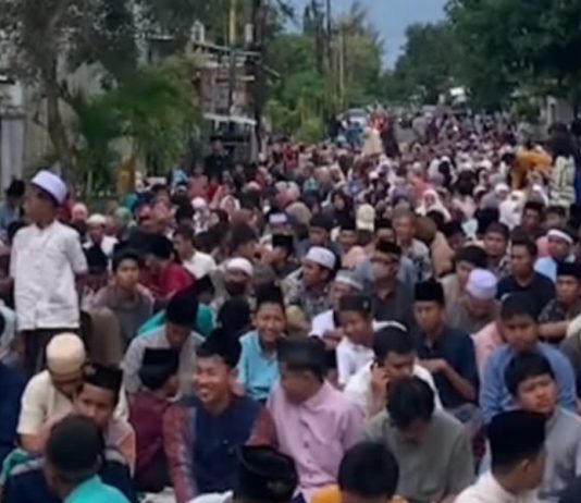 Ribuan Warga Sumenep Booking Tempat Tarawih Sejak Siang, Ternyata Ada Tradisi Tahunan Bagi-bagi Amplop Rp300 Ribu