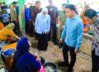 Gubernur Khofifah Dampingi Wapres Gibran Tinjau Pasar Gelondong Gede Tuban, Pastikan Stok Bahan Pokok Aman