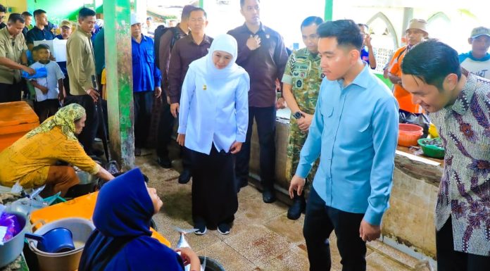 Gubernur Khofifah Dampingi Wapres Gibran Tinjau Pasar Gelondong Gede Tuban, Pastikan Stok Bahan Pokok Aman