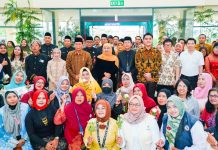 Momentum Hari Kartini 2026, Gubernur Khofifah Salurkan DBHCHT untuk 315 Buruh Rokok dan Bantuan KIP Putri Jawara bagi 300 Perempuan di PT Gelora Djaja Surabaya