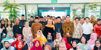 Momentum Hari Kartini 2026, Gubernur Khofifah Salurkan DBHCHT untuk 315 Buruh Rokok dan Bantuan KIP Putri Jawara bagi 300 Perempuan di PT Gelora Djaja Surabaya