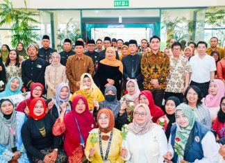 Momentum Hari Kartini 2026, Gubernur Khofifah Salurkan DBHCHT untuk 315 Buruh Rokok dan Bantuan KIP Putri Jawara bagi 300 Perempuan di PT Gelora Djaja Surabaya