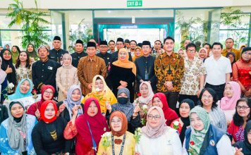 Momentum Hari Kartini 2026, Gubernur Khofifah Salurkan DBHCHT untuk 315 Buruh Rokok dan Bantuan KIP Putri Jawara bagi 300 Perempuan di PT Gelora Djaja Surabaya