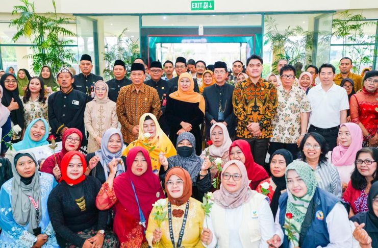 Momentum Hari Kartini 2026, Gubernur Khofifah Salurkan DBHCHT untuk 315 Buruh Rokok dan Bantuan KIP Putri Jawara bagi 300 Perempuan di PT Gelora Djaja Surabaya