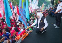 Gubernur Khofifah, Wagub Emil dan Forkopimda Jatim Bersama Ribuan Buruh Peringati May Day 2026 di Halaman Kantor Gubernur Jawa Timur