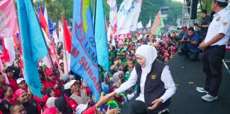 Gubernur Khofifah, Wagub Emil dan Forkopimda Jatim Bersama Ribuan Buruh Peringati May Day 2026 di Halaman Kantor Gubernur Jawa Timur