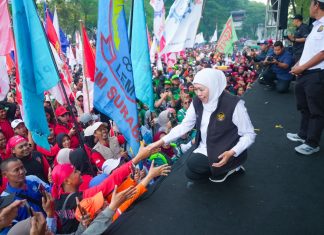 Gubernur Khofifah, Wagub Emil dan Forkopimda Jatim Bersama Ribuan Buruh Peringati May Day 2026 di Halaman Kantor Gubernur Jawa Timur