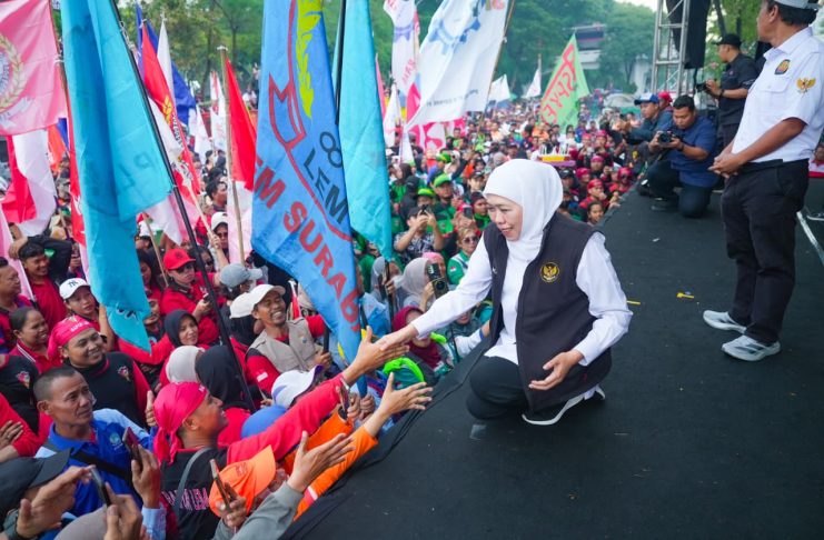 Gubernur Khofifah, Wagub Emil dan Forkopimda Jatim Bersama Ribuan Buruh Peringati May Day 2026 di Halaman Kantor Gubernur Jawa Timur